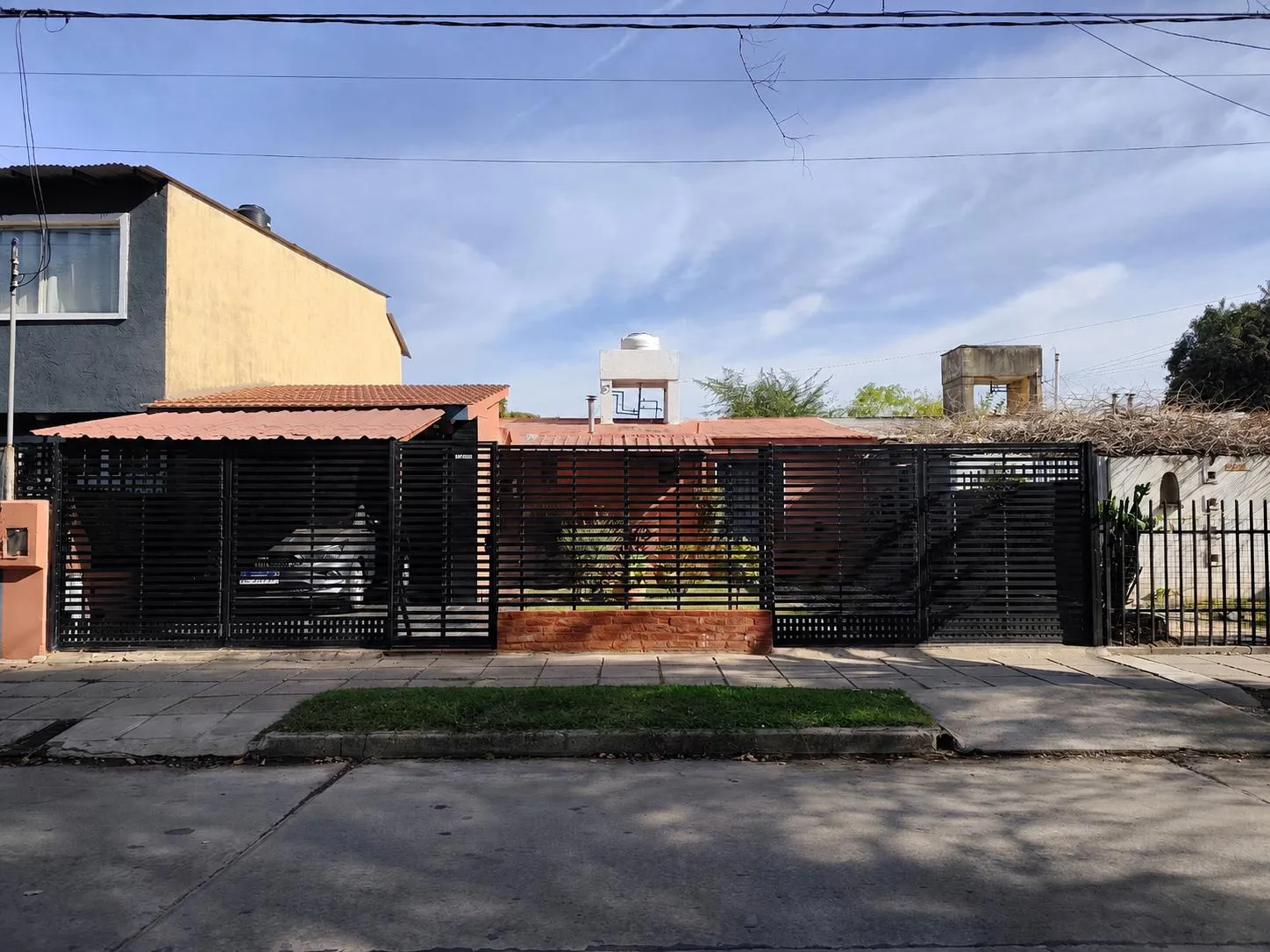Casa de 3 Dormitorios - Gran Patio - Taller sobre Lote de 250m2 en Los Platanos