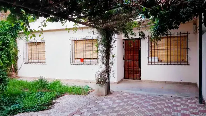 Venta Casa 4 Dormitorios con Gran Patio y Escritura – De los Toscanos 6166-Los Boulevares