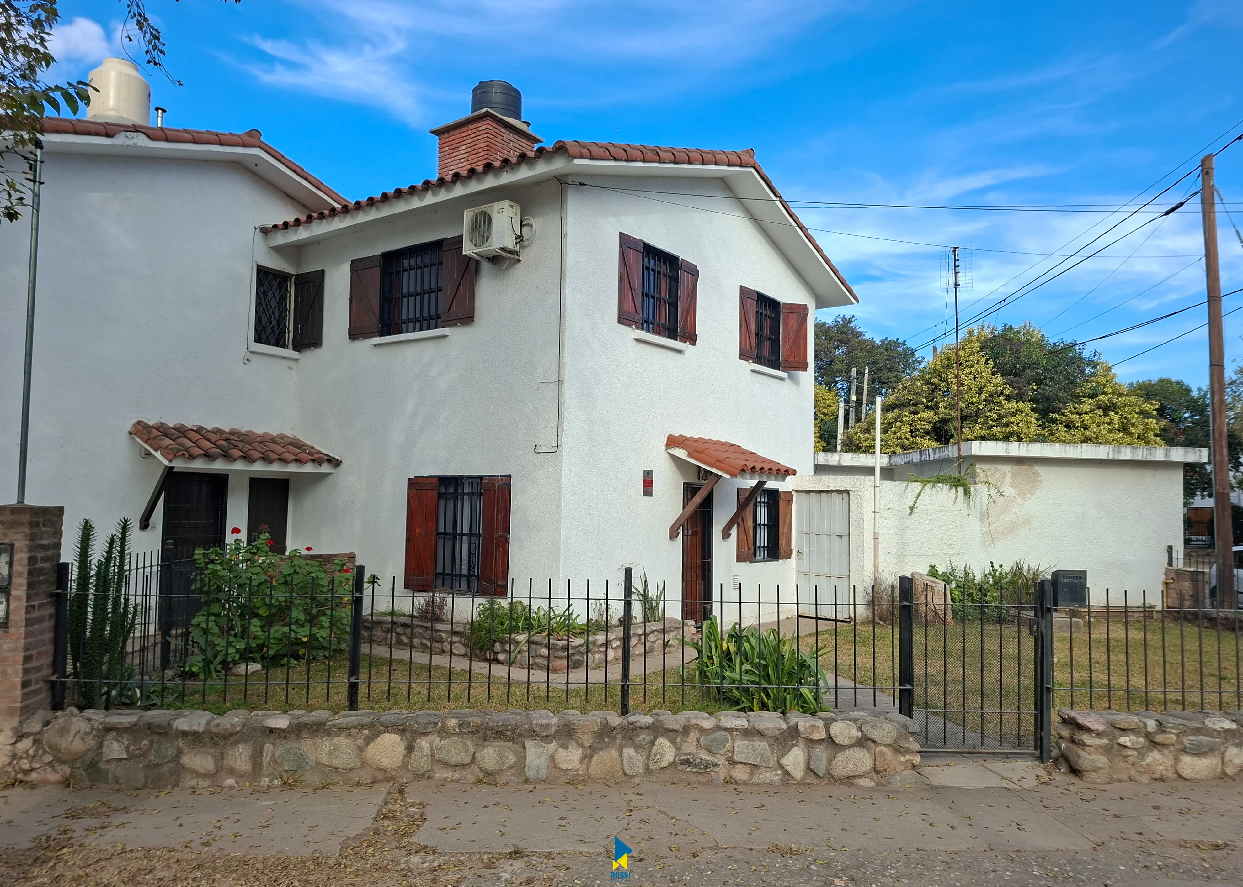 VENTA DE CASA EN ESQUINA FRENTE A PLAZA EN BARRIO VICOR