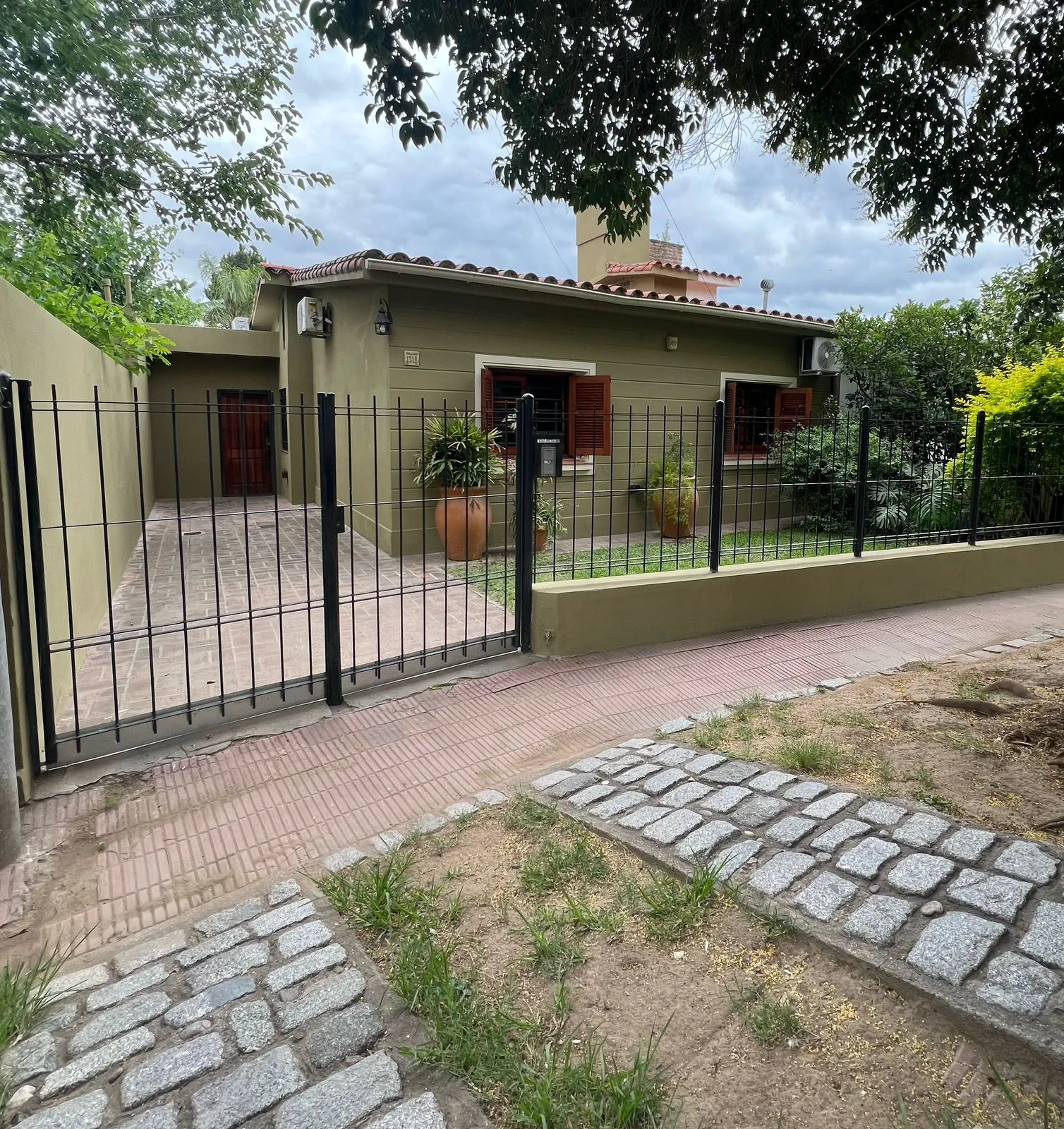 BARRIO OLIVOS, HERMOSA CASA, AMPLIA COMODA, 3 DORM, 2 BAÑOS.