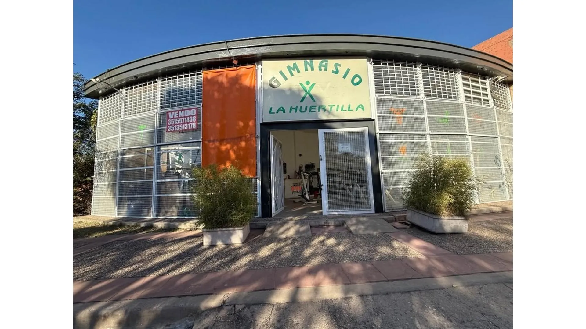 En VENTA local con mucho potencial en complejo La Huertilla