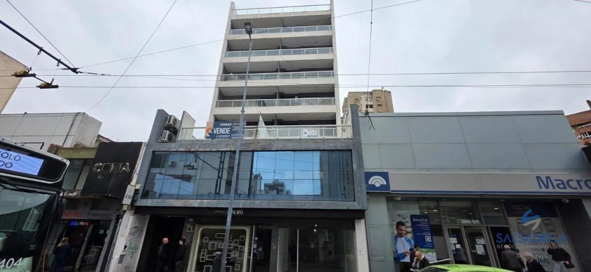 Centro a mts de Av. Colon, grande, dos dormitorios , pileta.