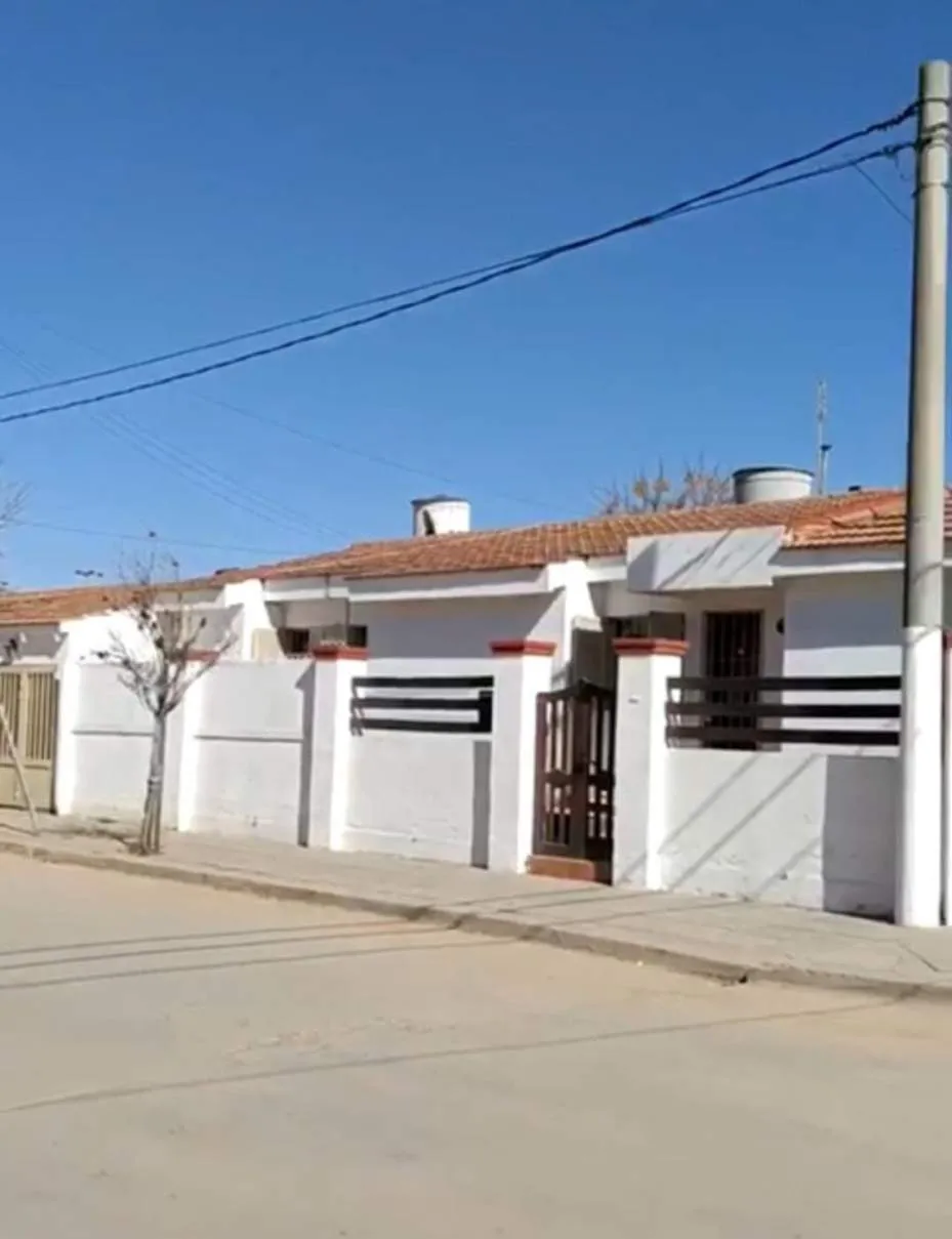 Casa esquina en venta, 3 dorm - Barrio Los Robles