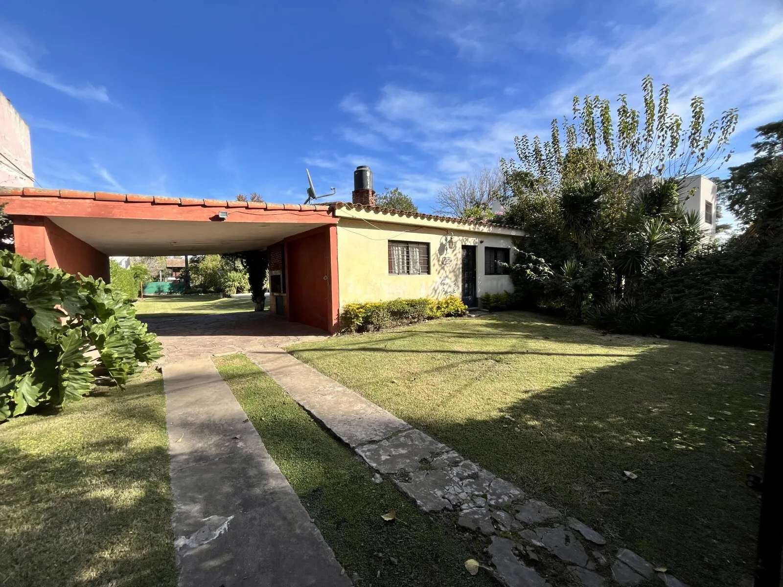 Casa Venta 2 Dormitorios - Pileta - Quincho -Dependencias - Oportunidad - Roldan