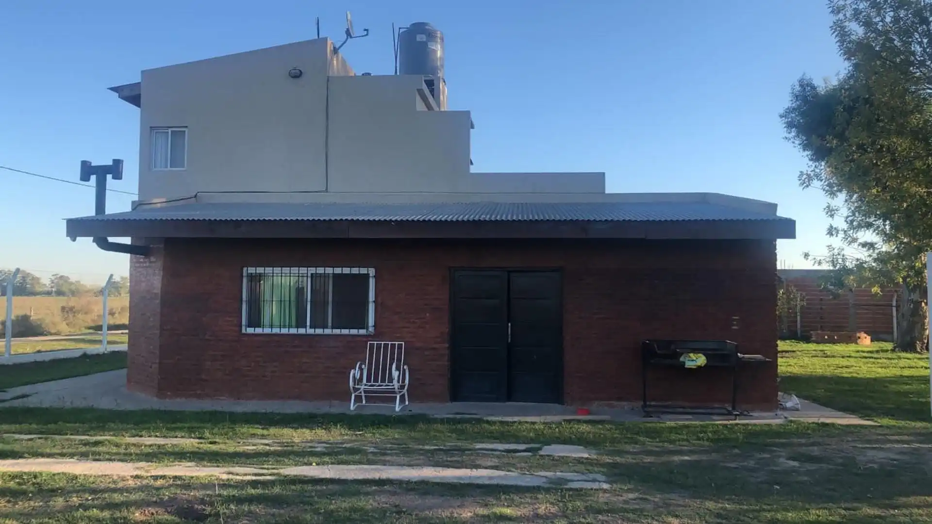 VENTA CASA 4 AMBIENTES EN BARRIO CERRADO