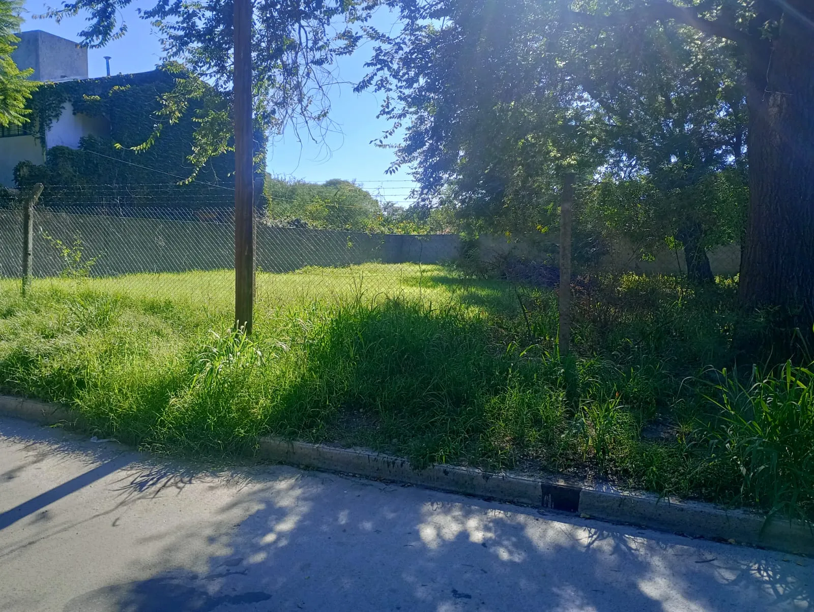TERRENO EN VENTA  BARRIO VILLA RIVERA INDARTE LOMAS 17mts de frente por 25mts de...
