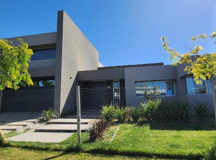 Casa · 350m² · 4 Ambientes · 4 Cocheras