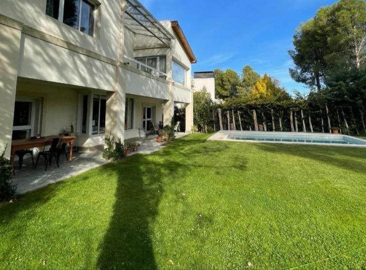 Casa · 375m² · 8 Ambientes · 2 Cocheras