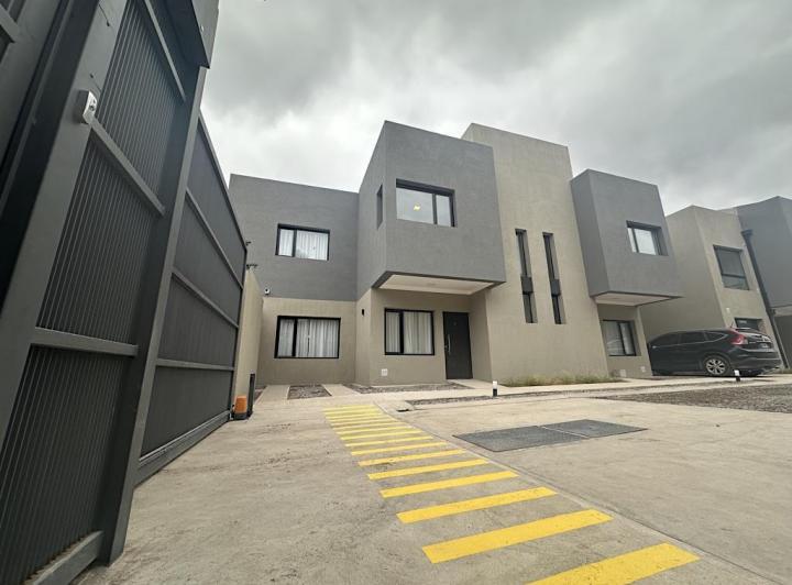 Casa · 140m² · 2 Dormitorios · 2 Cocheras