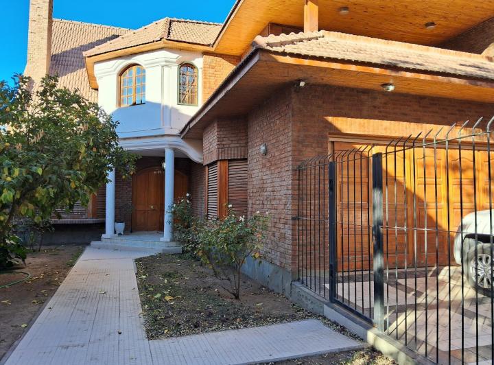 Casa · 919m² · 8 Ambientes · 1 Cochera
