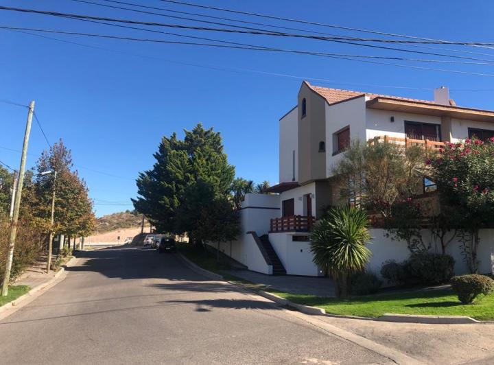 Casa · 350m² · 6 Ambientes · 2 Cocheras