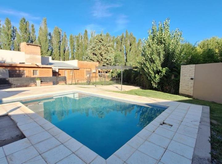 Casa · 230m² · 8 Ambientes · 3 Cocheras