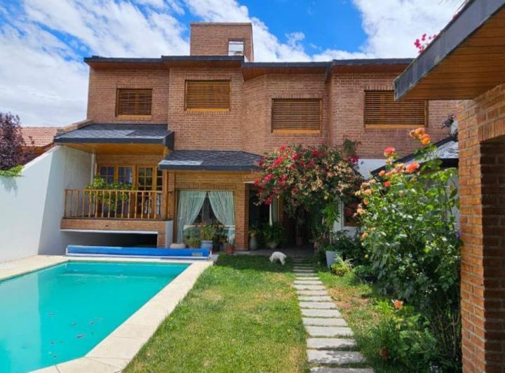 Casa · 430m² · 6 Ambientes · 2 Cocheras