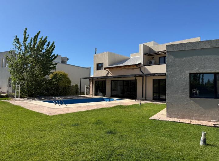 Casa · 320m² · 4 Ambientes · 2 Cocheras