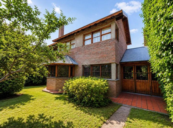 Casa · 143m² · 5 Ambientes · 1 Cochera