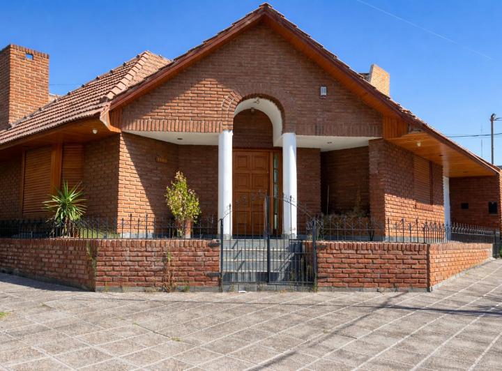Casa · 350m² · 4 Dormitorios · 1 Cochera