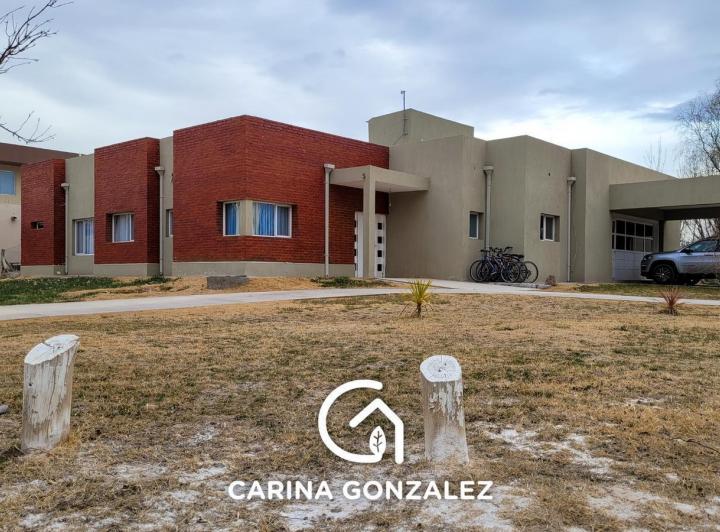 Casa · 216m² · 5 Ambientes · 2 Cocheras