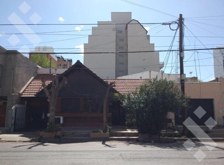 Casa · 219m² · 5 Ambientes · 1 Cochera