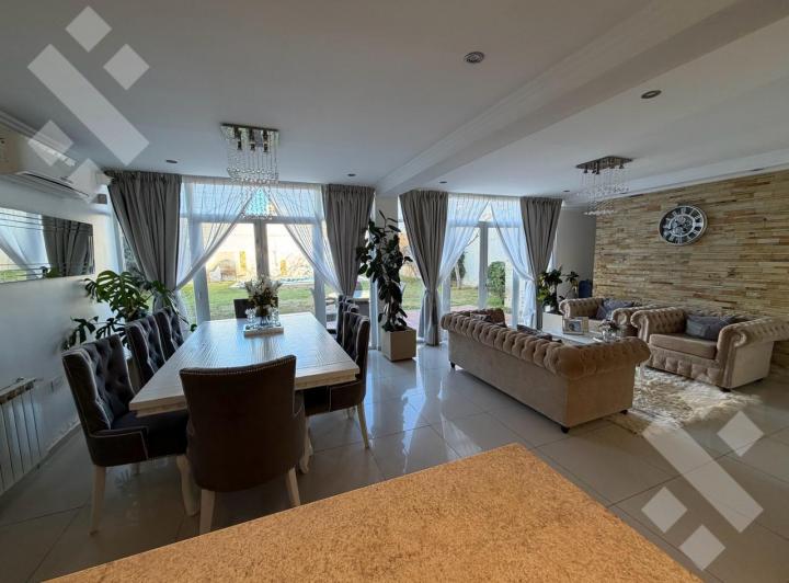 Casa · 406m² · 4 Ambientes · 2 Cocheras