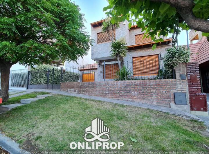 Casa · 237m² · 9 Ambientes · 2 Cocheras