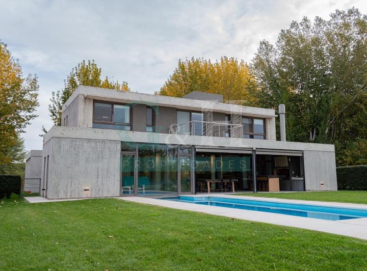 Casa · 280m² · 6 Ambientes · 4 Cocheras