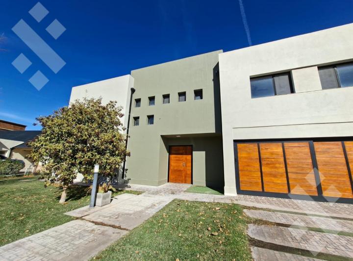 Casa · 326m² · 7 Ambientes · 2 Cocheras