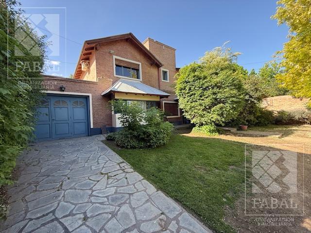 Casa · 282m² · 7 Ambientes · 4 Cocheras