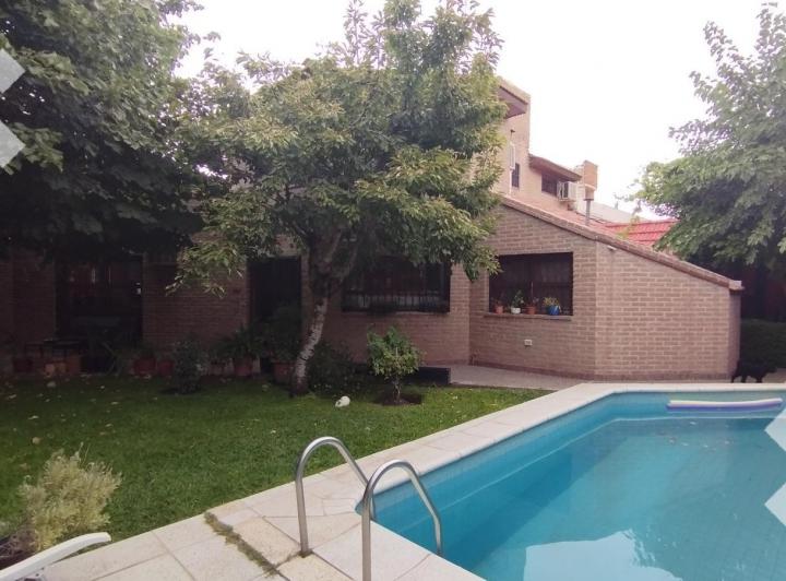 Casa · 279m² · 8 Ambientes · 2 Cocheras