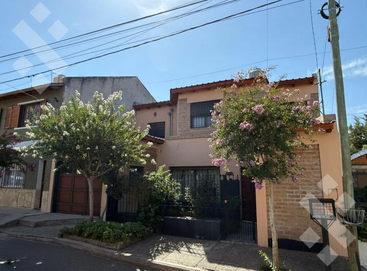 Casa · 200m² · 5 Dormitorios · 1 Cochera