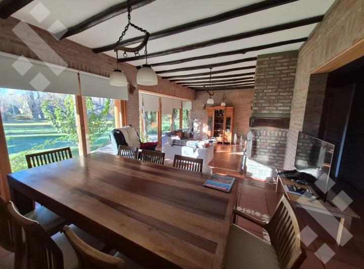 Casa · 316m² · 6 Ambientes · 2 Cocheras