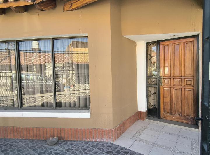 Casa · 255m² · 6 Ambientes · 2 Cocheras