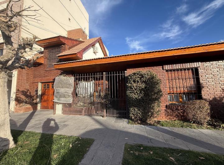 Casa · 172m² · 7 Ambientes · 1 Cochera