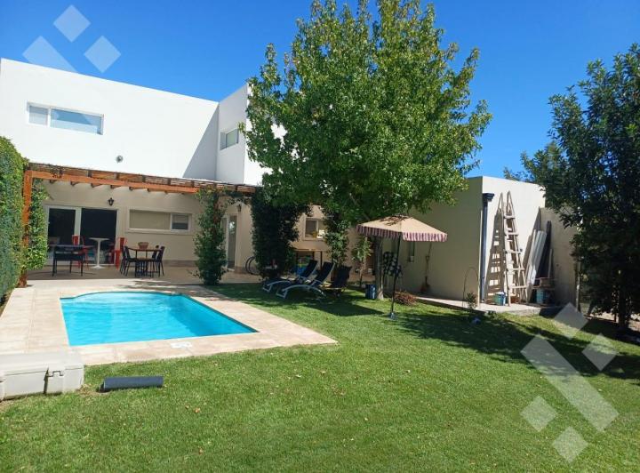 Casa · 375m² · 7 Ambientes · 1 Cochera