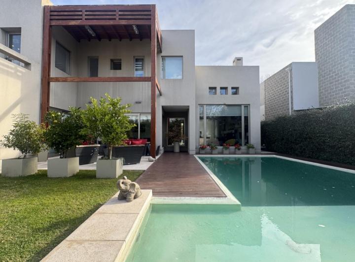 Casa · 355m² · 8 Ambientes · 2 Cocheras