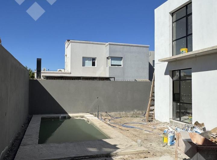 Casa · 170m² · 4 Ambientes · 1 Cochera