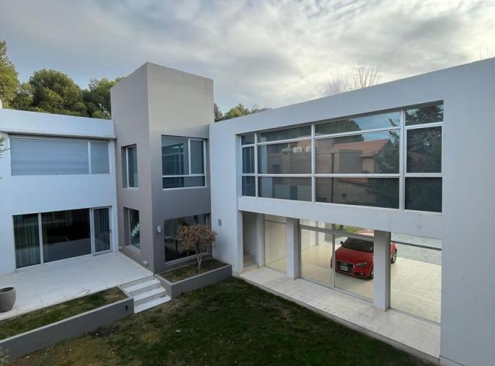 Casa · 590m² · 8 Ambientes · 2 Cocheras