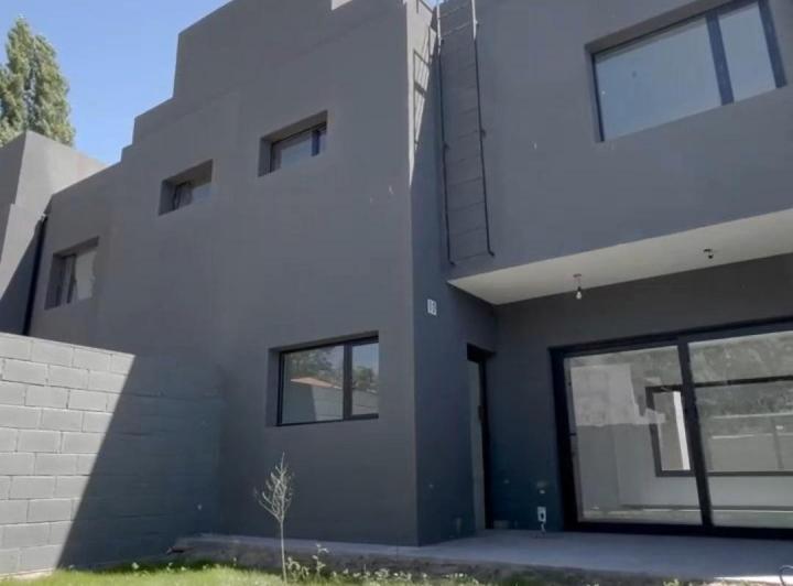 Casa · 379m² · 3 Ambientes · 3 Cocheras