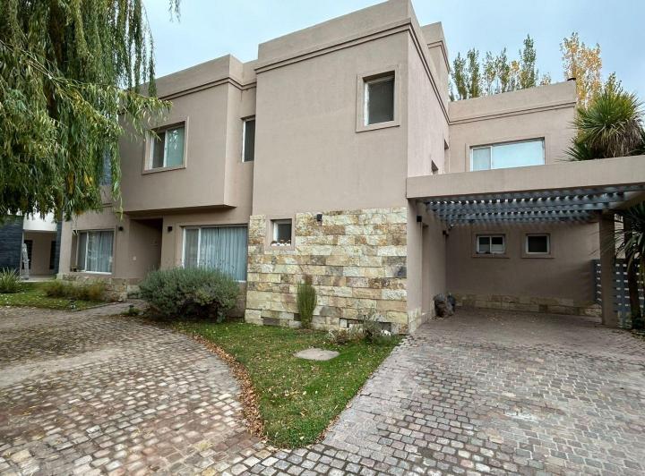 Casa · 250m² · 4 Dormitorios · 2 Cocheras