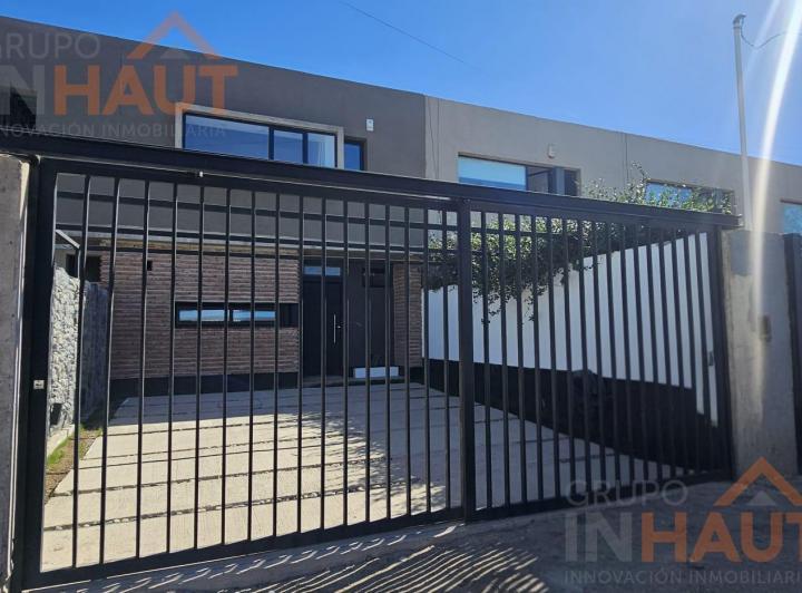 Casa · 102m² · 4 Ambientes · 2 Cocheras