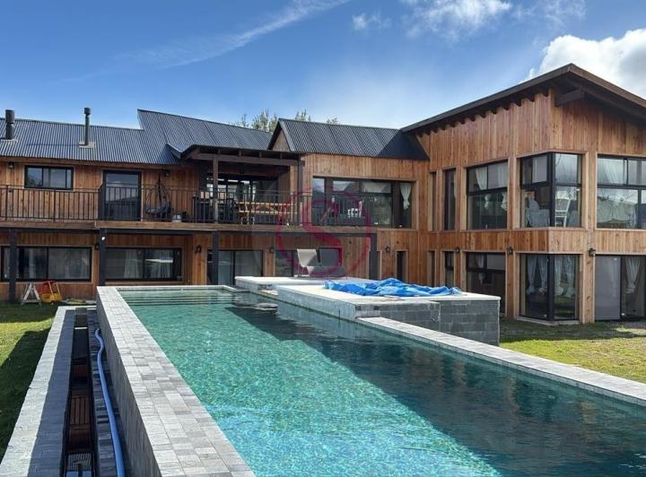 Casa · 360m² · 6 Ambientes · 1 Cochera