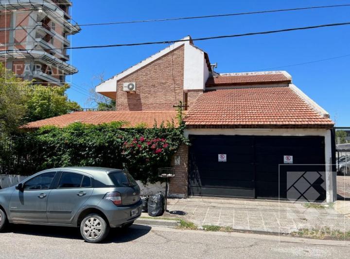 Terreno · 338m² · 6 Ambientes · 2 Cocheras