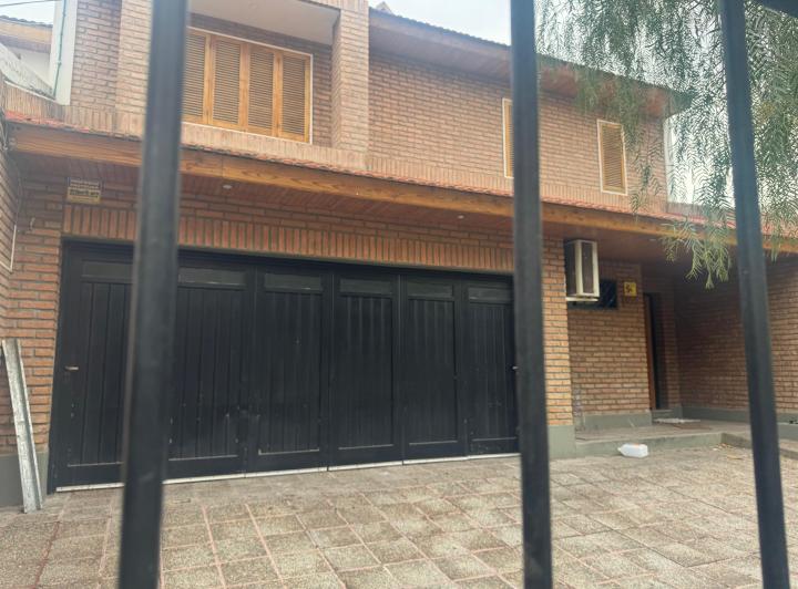 Casa · 310m² · 7 Ambientes · 2 Cocheras