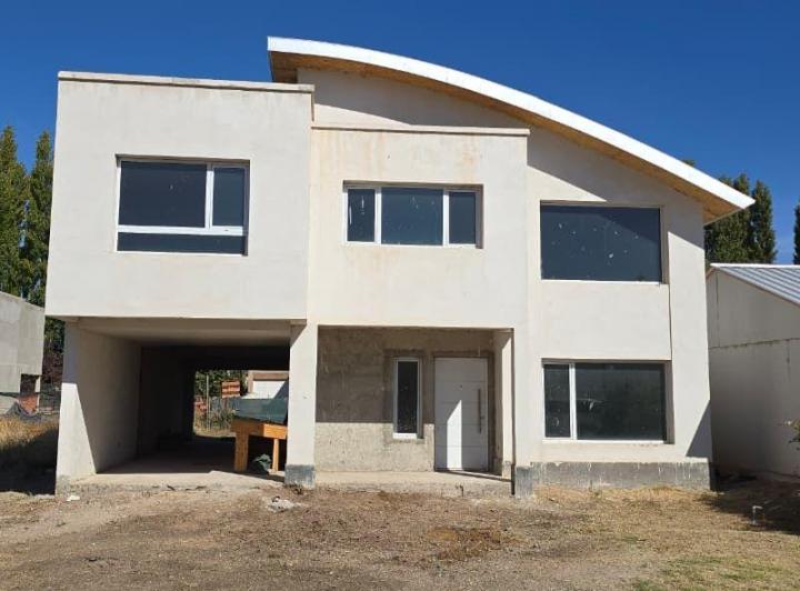 Casa · 208m² · 4 Ambientes · 2 Cocheras