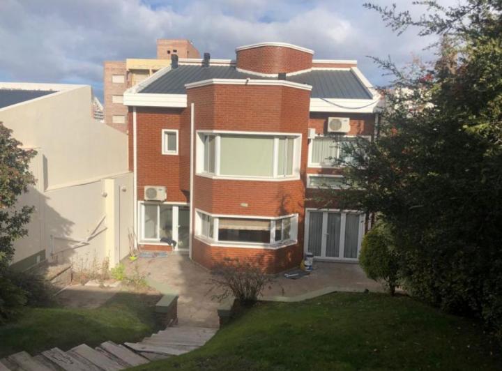 Casa · 400m² · 5 Ambientes · 2 Cocheras