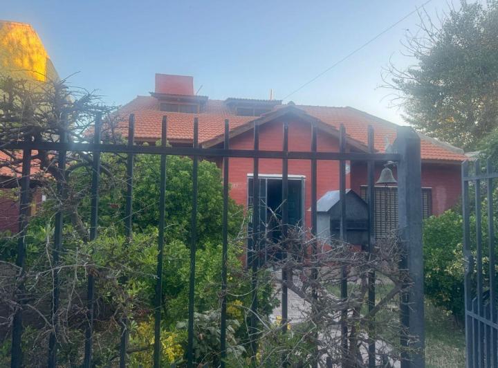 Casa · 216m² · 6 Ambientes · 1 Cochera