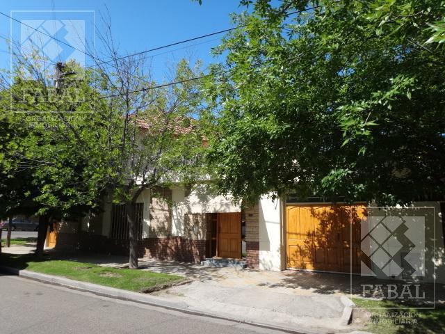 Casa · 254m² · 5 Ambientes · 2 Cocheras