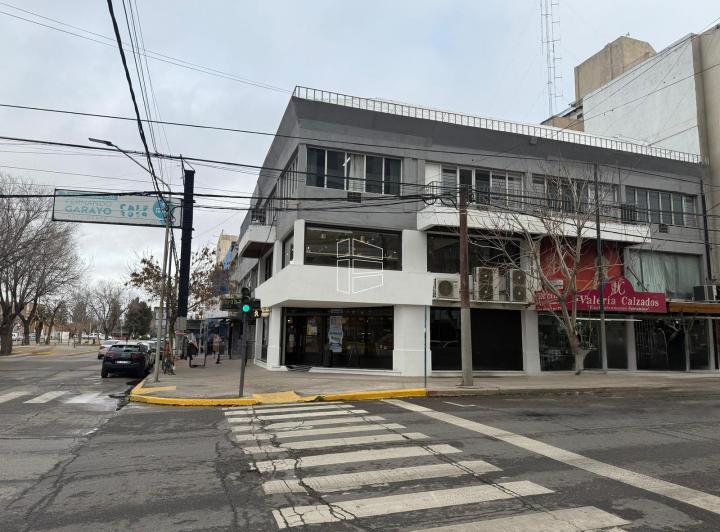 Local comercial · 180m² · 8 Ambientes