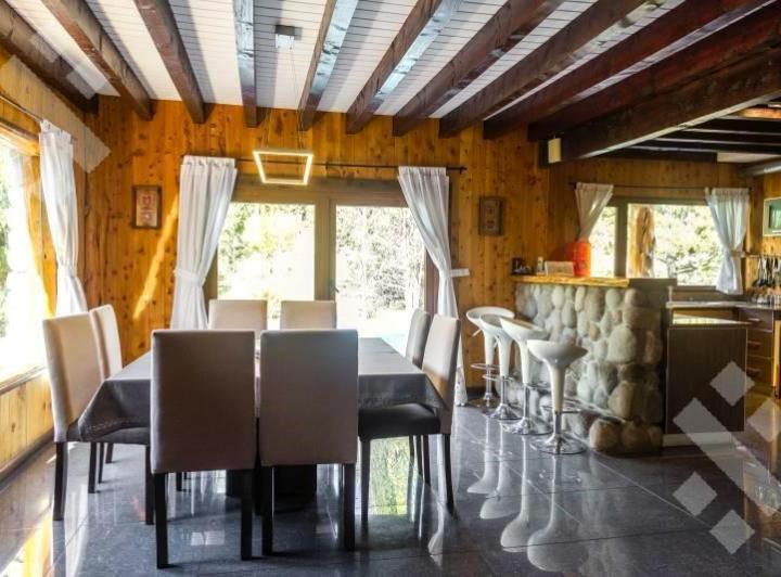Casa · 300m² · 5 Ambientes · 2 Cocheras