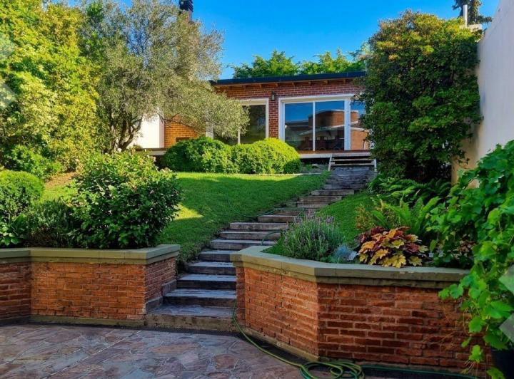 Casa · 350m² · 7 Ambientes · 1 Cochera