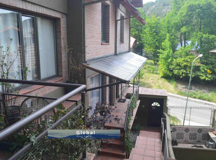 Edificio · 650m² · 12 Ambientes · 5 Cocheras
